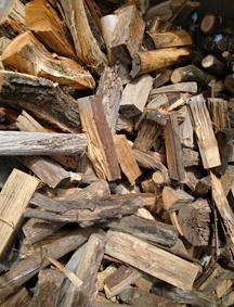 乾燥中の積み上げた薪